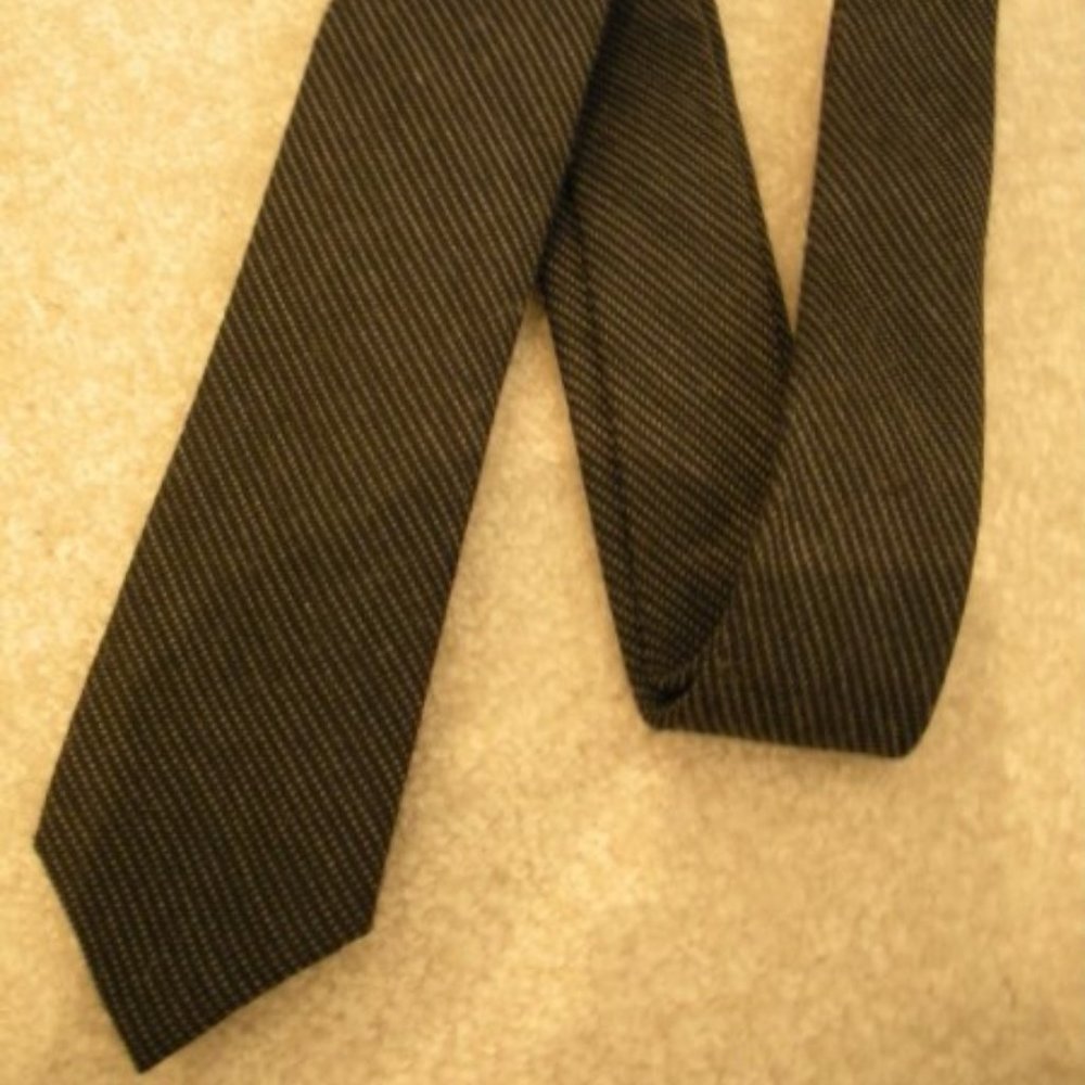 Mens Tie DKNY Silk Blend - Light Gray Pattern on Black - 60 " L X 2 1/2 " W -NEW